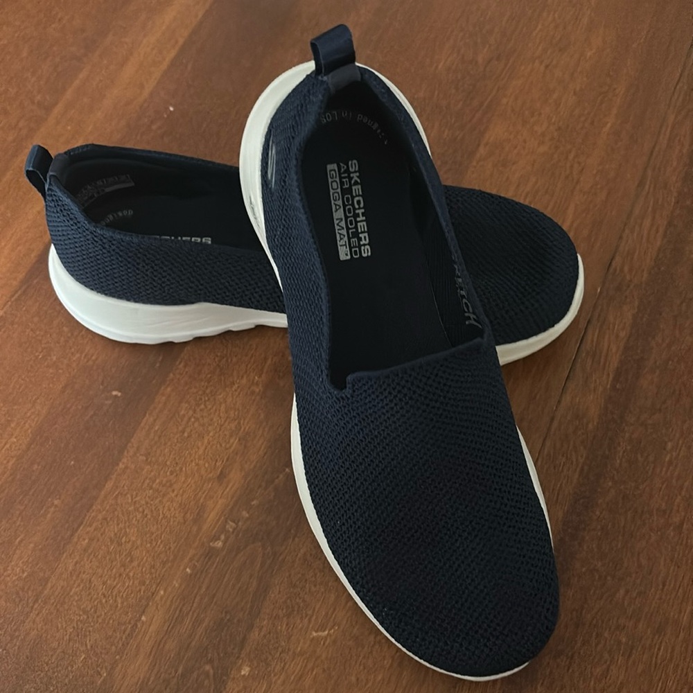 Skechers GO WALK Joy™- Aurora size 6.0